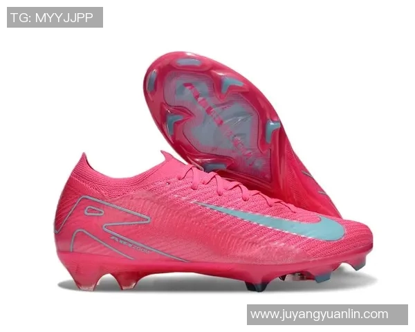 粉色足球鞋亮相球场 球星同款助力极速突破 时尚与性能兼备