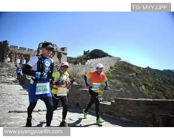 足球明星挑战极限 跨越长城展现运动魅力与团队精神