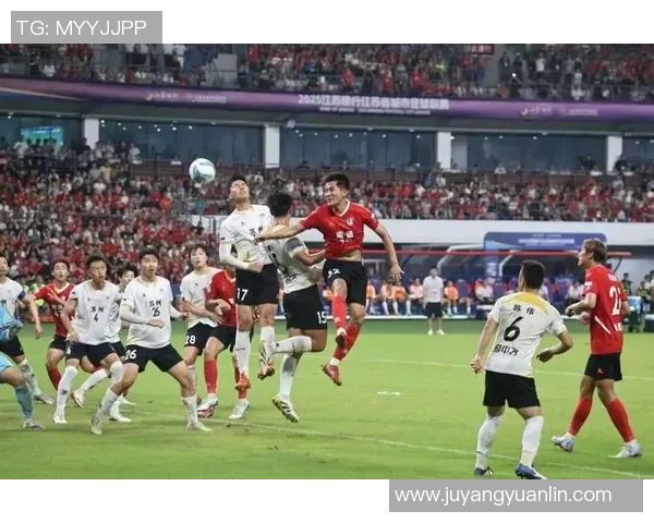 当足球球星因进球瞬间尖叫全场气氛燃爆激情四射