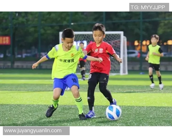 足球小子亲眼见证父亲赛场英姿父爱如山与球场荣耀同行 足球小子亲眼见证父亲赛场英姿父爱如山与球场荣耀同行