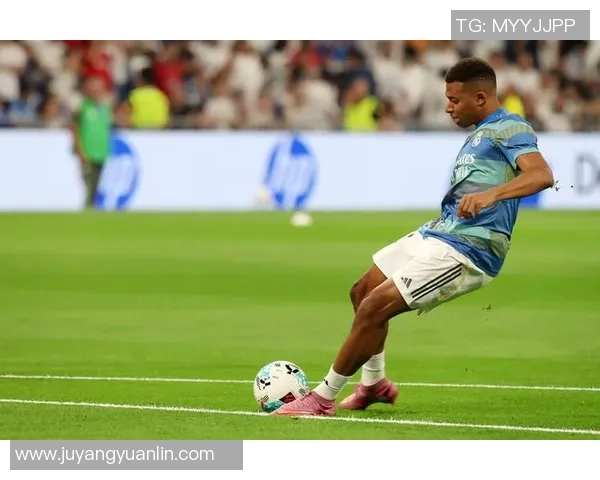 足球场上近视眼的球星们如何克服视力障碍展现非凡技巧